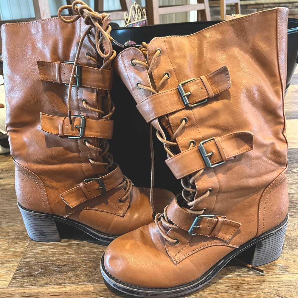 Brown faux leather winter boots. Lace up in front and zip up sides. Size 7.5